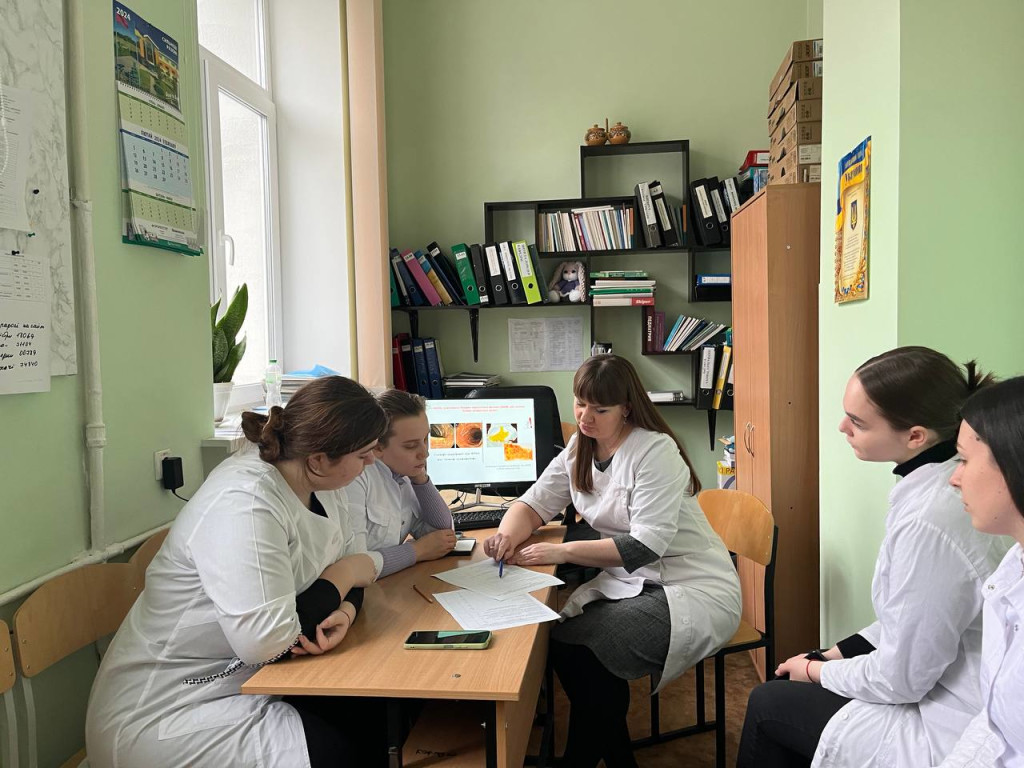 Гуртківці обговорюють питання гастроінтестинальних захворювань у дітей
