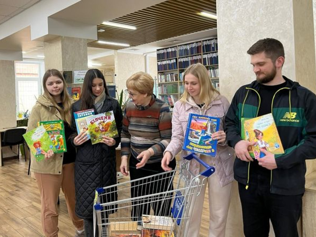 Один студент - одна книга для Херсона