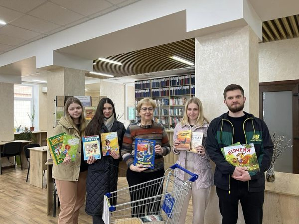 Один студент - одна книга для Херсона